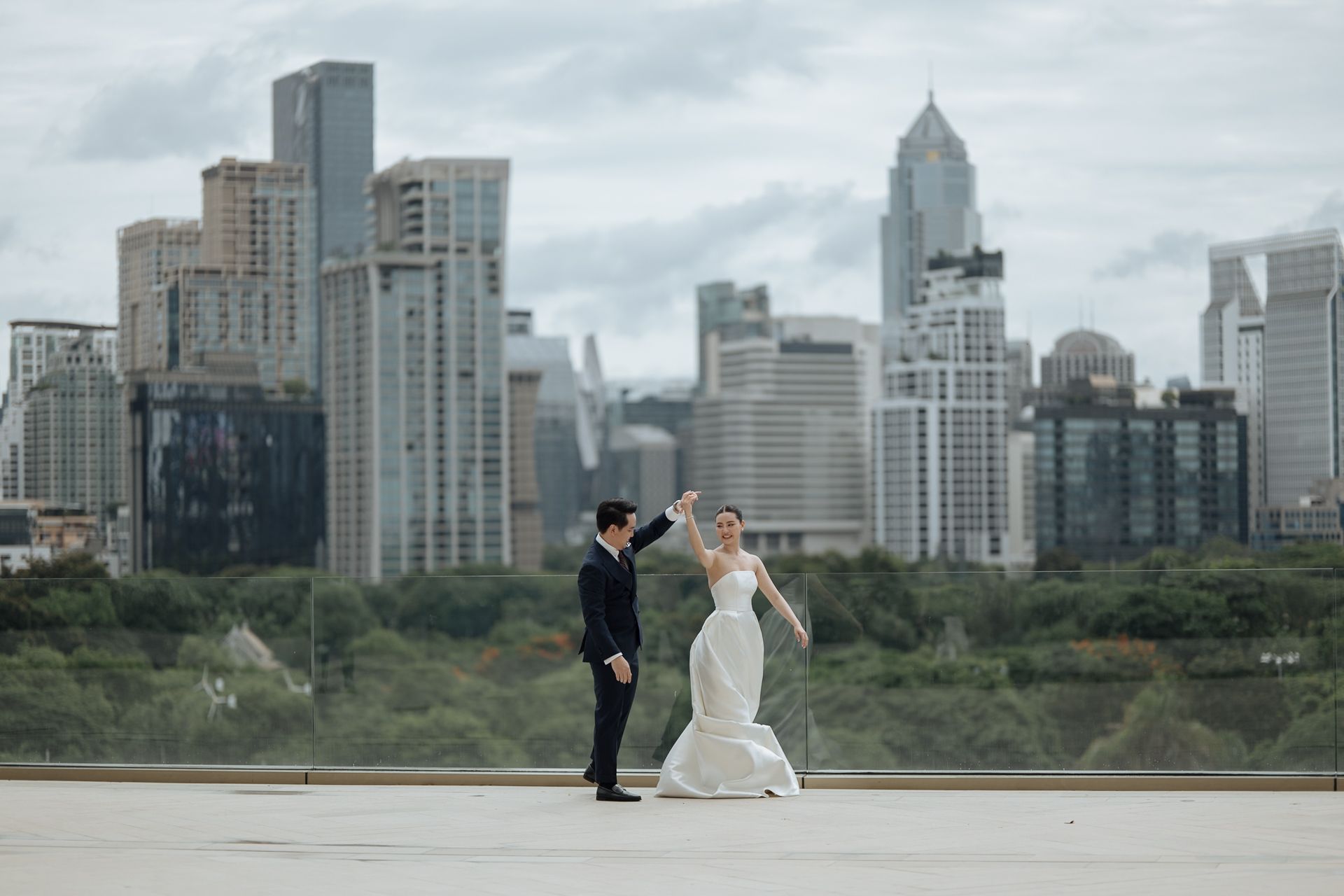 Wedding couple, Bangkok skyline